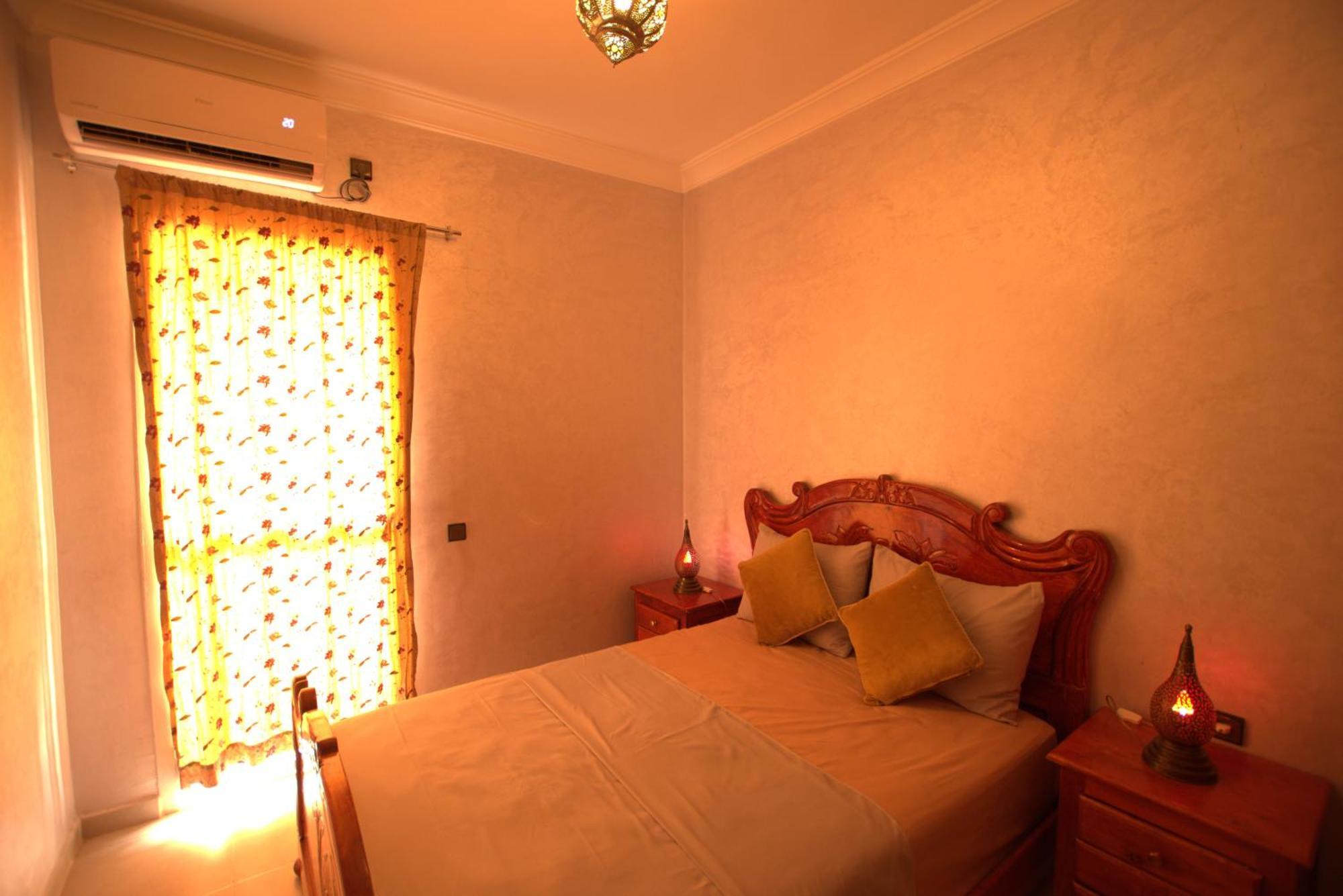 Appartement Familial Proche Aeroport Et Oasiria マラケシュ エクステリア 写真